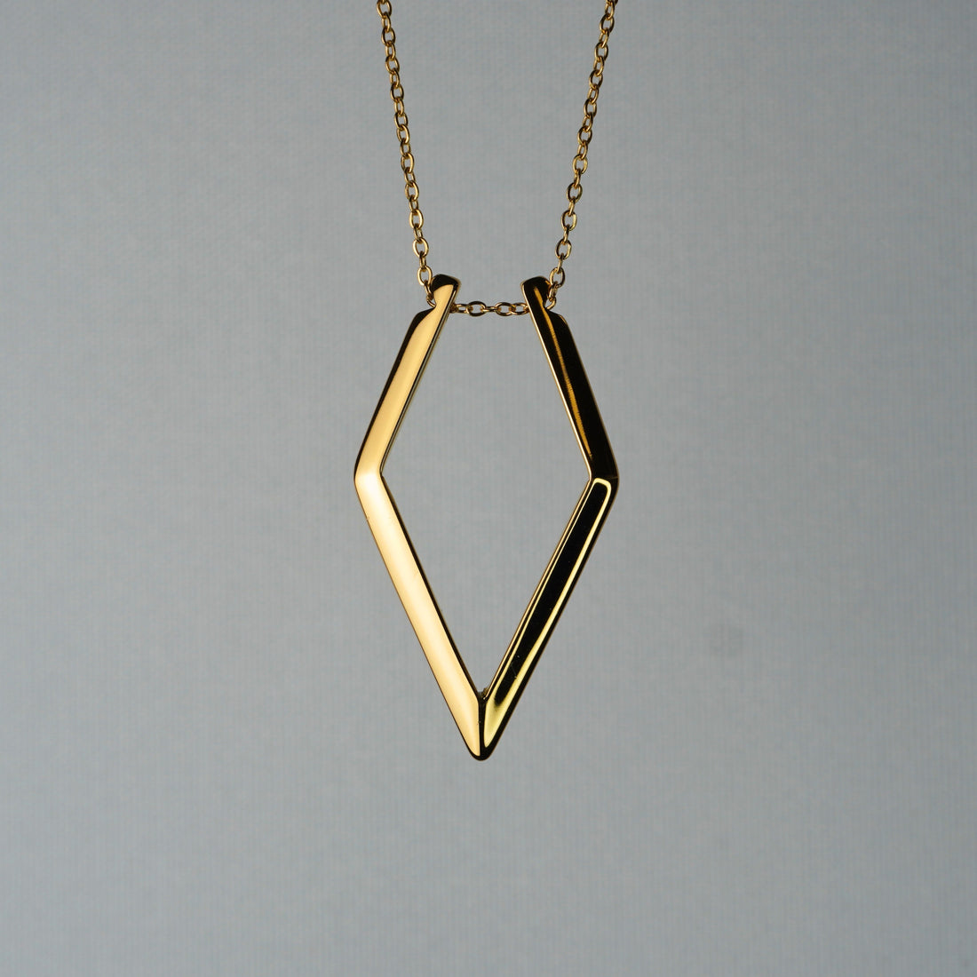 The Mechanics of a Ring Keeper Necklace: Maximising Both Security and Professional Style